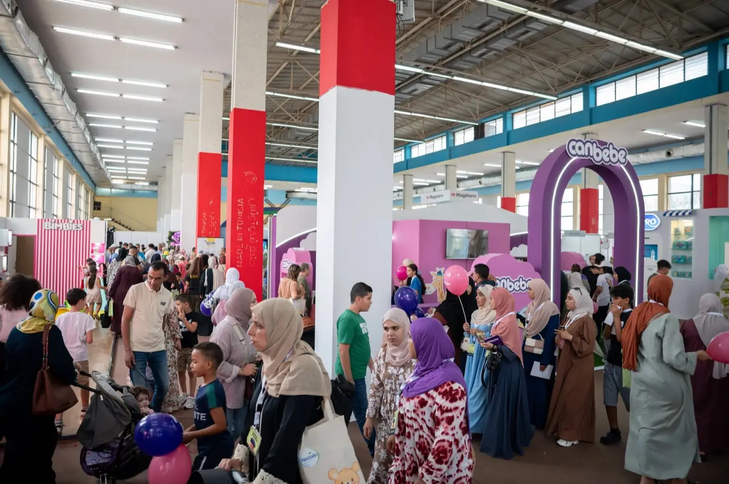 زوار في أحد ممرات Baby Health Expo 2025، بجناح الأهقار في SAFEX بالجزائر العاصمة