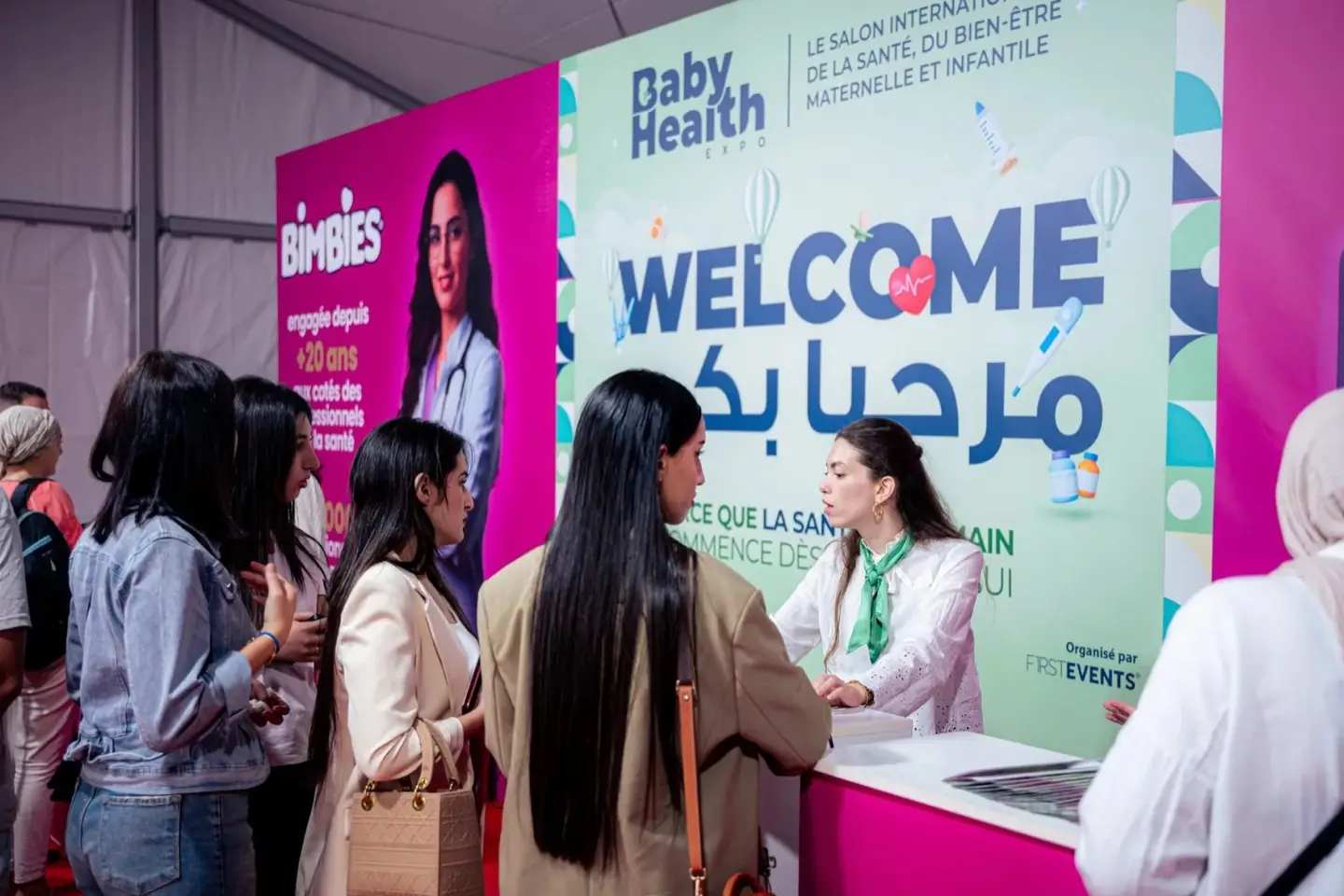 زائرات عند مكتب الاستقبال في Baby Health Expo 2025