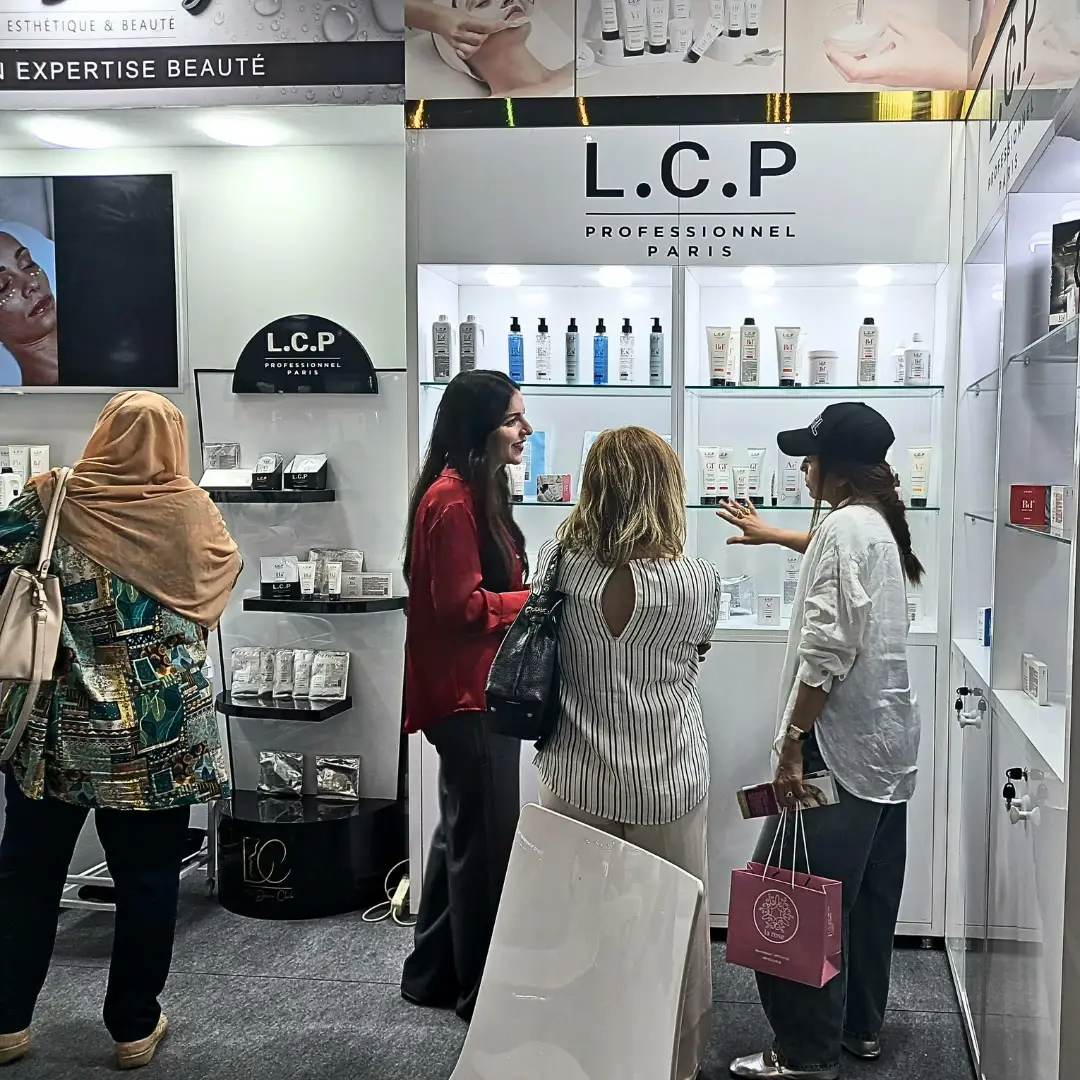 Visitors getting advice at the stand of a professional care brand