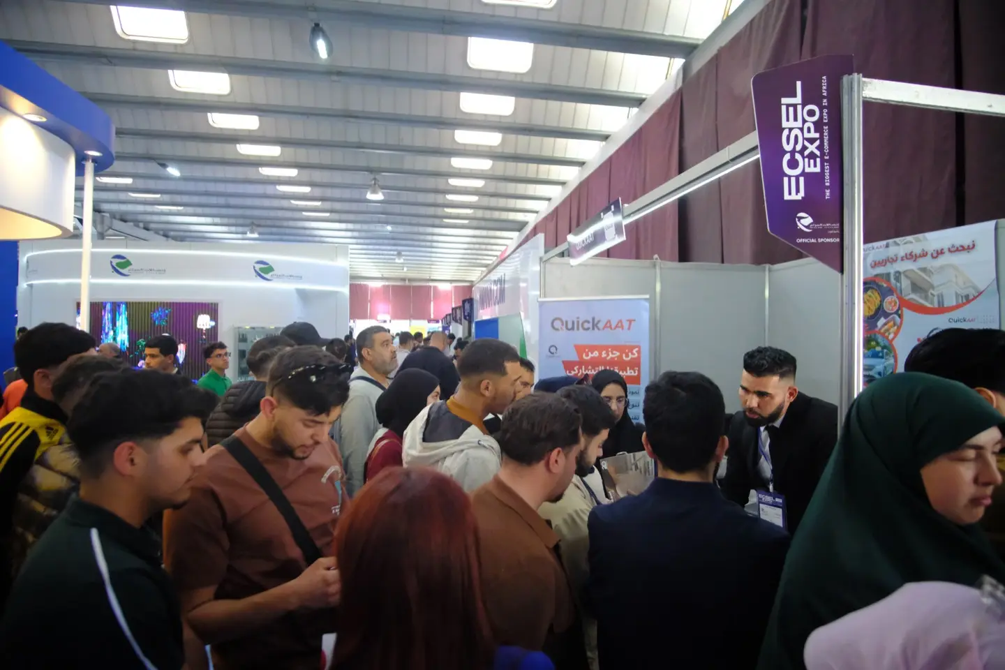 Visitors crowding a stand at ECSEL Expo Sétif 2025, under the show's banner