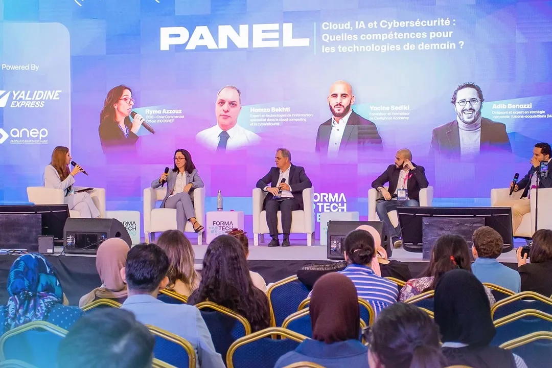 A panel on cloud, AI and cybersecurity in front of the FormaTech Expo 2025 audience