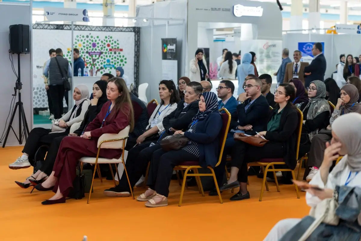 The audience of a session, seated among the stands